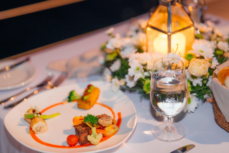 Bali Benoa: 5-Course Romantic Evening Cruise with Live Music Dinner Cruise with Round-Trip Hotel Transfers