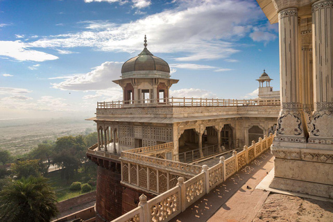 Desde Delhi: Visita al Taj Mahal con todo incluido en el Gatimaan ExpressÚnico servicio de guía turístico en la ciudad de Agra