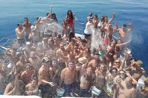 SUNSET BOAT PARTY