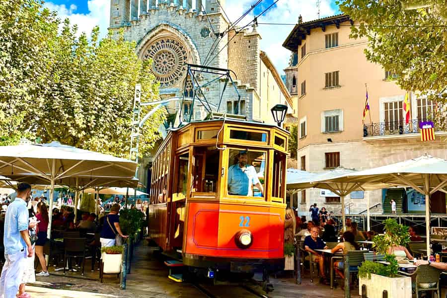 Tagestour oder Tour bei Sonnenuntergang Port de Sóller, Sóller & Valldemossa. Foto: GetYourGuide