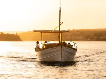 Romantic private tour of the Port of Mahón - Classic Llaut