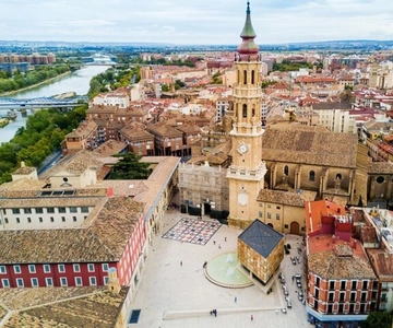 Zaragoza : Private Custom Walking Tour with a Local Guide