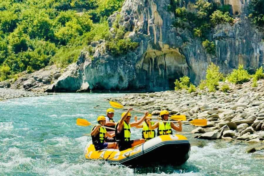 Von Permet: Rafting auf dem Vjosa-Fluss und Thermalbäder von Benja. Foto: GetYourGuide Von Permet: Rafting auf dem Vjosa-Fluss und Thermalbäder von Benja. Foto: GetYourGuide