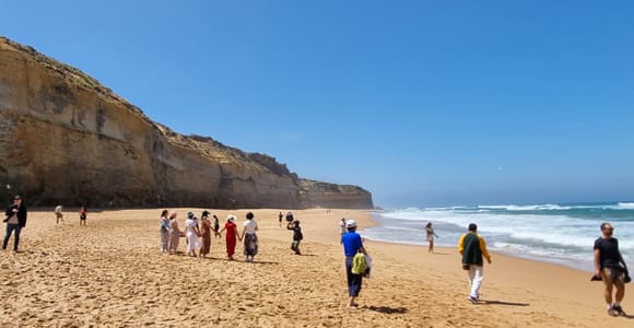 Melbourne: 12 Apostles Reverse Tour with Hotel Pickup