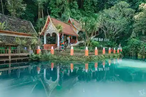 Chiang Mai: Sticky Waterfall & Chiang Dao Small Group Tour