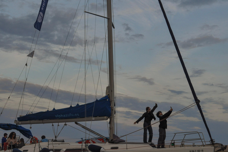 Barcelona: 2H Sailing with Open Bar, Snacks & Swim Stop