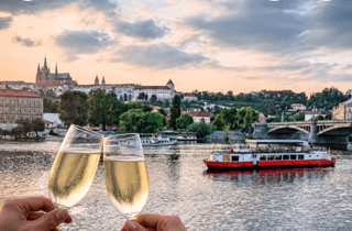 Prag: Entspannende, einstündige Flussfahrt auf der Moldau im Jazz-Stil