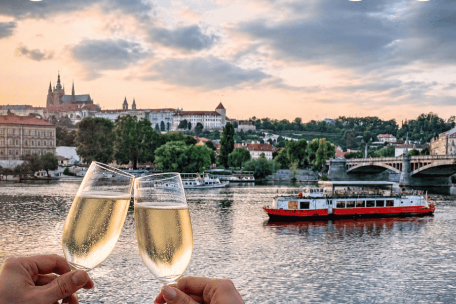 Prag: Entspannende, einstündige Flussfahrt auf der Moldau im Jazz-Stil. Foto: GetYourGuide Prag: Entspannende, einstündige Flussfahrt auf der Moldau im Jazz-Stil. Foto: GetYourGuide