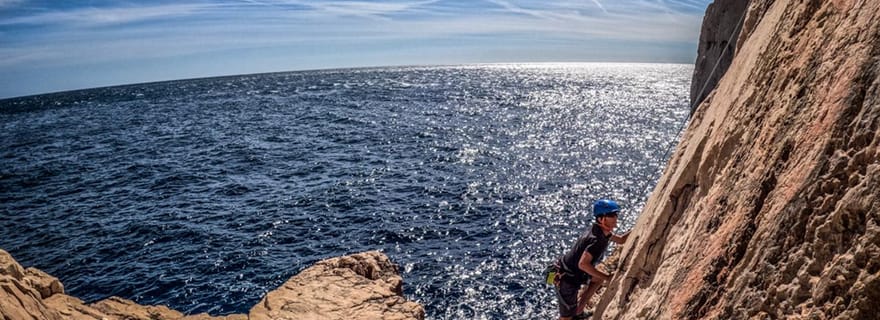 Séance de découverte de l'escalade dans les Calanques près de Marseille