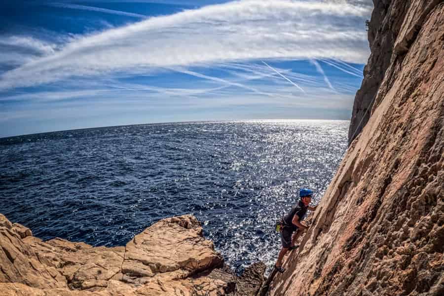 Klettererlebnis in den Calanques bei Marseille. Foto: GetYourGuide Klettererlebnis in den Calanques bei Marseille. Foto: GetYourGuide