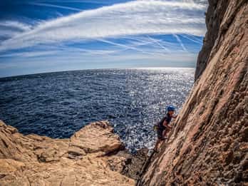 Séance de découverte de l'escalade dans les Calanques près de Marseille