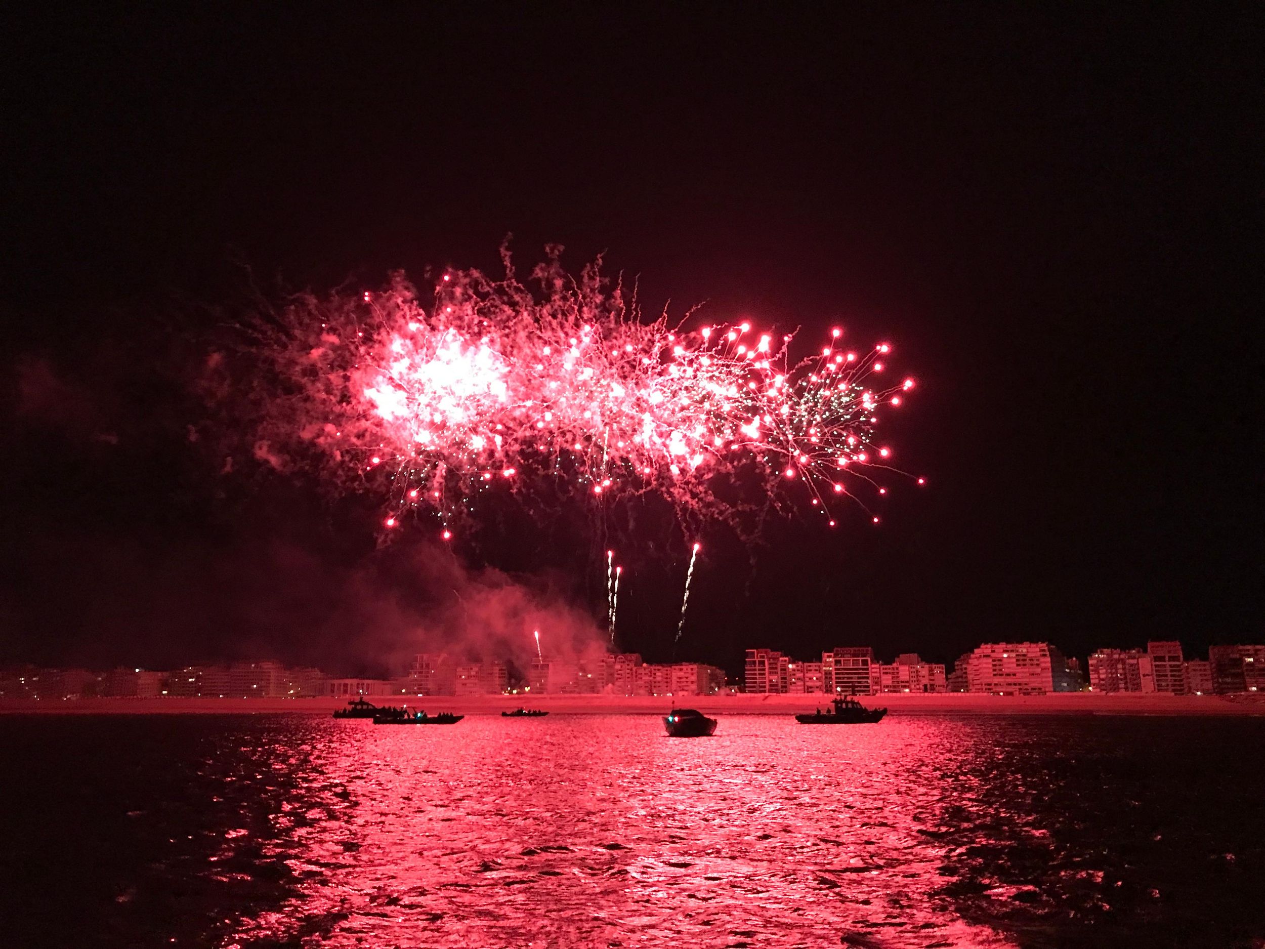 Feuerwerksfestival-Erlebnis in Knokke auf dem Meer mit dem Schnellboot