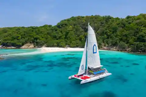 Phuket: Racha og Coral Island katamaran-tur med frokost