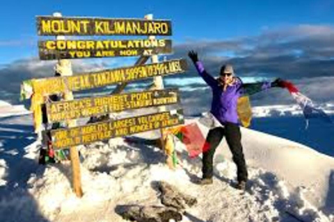 Kilimanjaro: trekking di 8 giorni lungo il percorso Marangu con pernottamento in rifugioKilimanjaro: 8 giorni di trekking sul percorso Marangu con pernottamento in rifugio