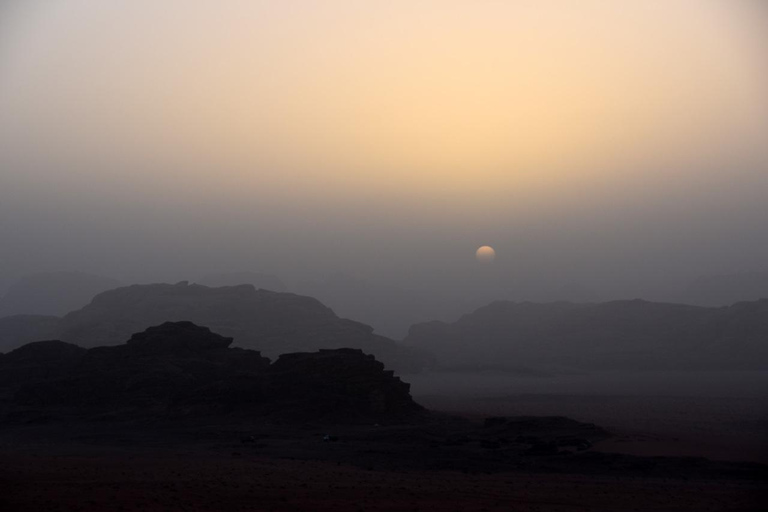 Från Wadi Rum: 1 natt under stjärnorna med jeeptur och måltiderThe Camping - Sova under stjärnorna med 3 timmars rundtur + kamel