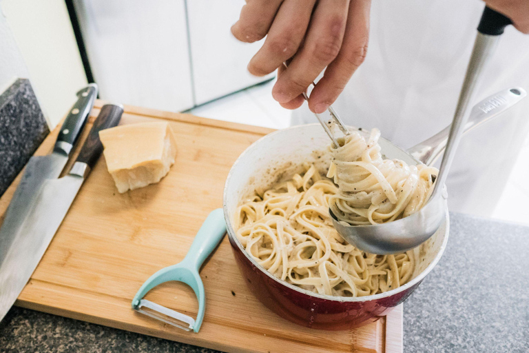 Toronto: Clase de cocina para aprender a hacer pasta en una destilería local