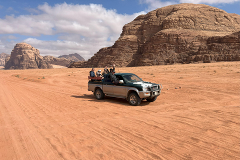 Wadi Rum: Tour privado de cuatro horas en jeep con beduinos