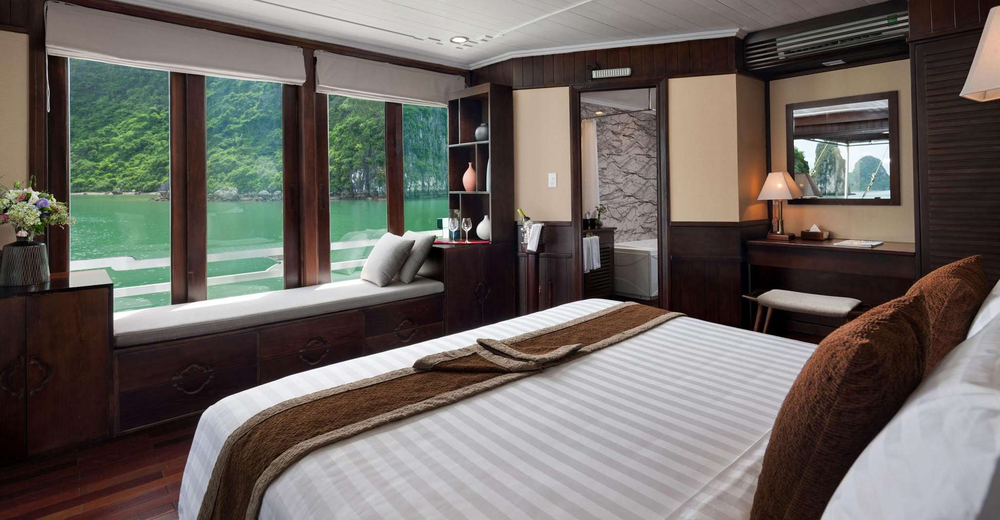 Crucero de 4 estrellas de 2 días, Bahía Halong con cueva de asombro, Isla Titop - Hizvo
