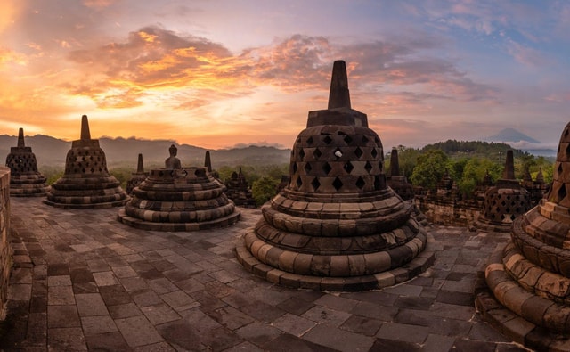 Yogyakarta: Borobudur sunset(guarantee climb up) & Prambanan