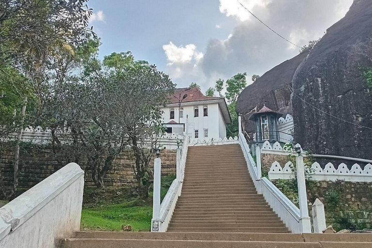 Sigiriya: Nuwara Eliya Transfer with Temples, Spices & More