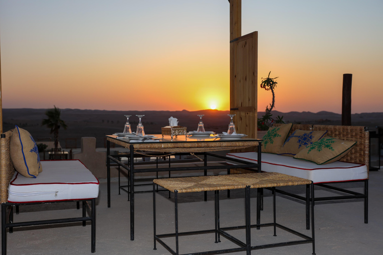 Agafay-Wüste: Quad-Bike, Mittagessen und BadeabenteuerTag in der Agafay-Wüste: Quadfahren, Mittagessen und Badespaß