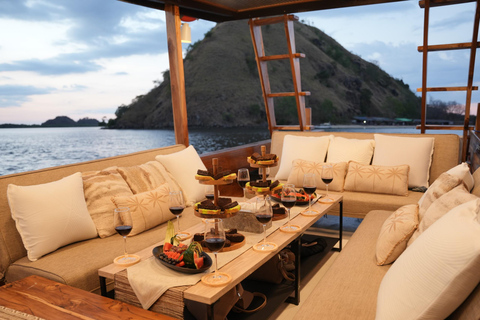 Labuan Bajo: Komodo Full Day Tour Luxury Boat Sunset Cruise Komodo Tour Luxury Boat with Drone and GoPro Underwater
