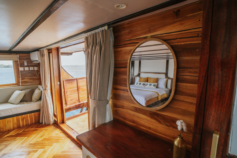 Labuan Bajo: 3-Day Komodo Sailing Luxury Boat with All Fees Deluxe Boat - Private Standar Room (2pax/room)