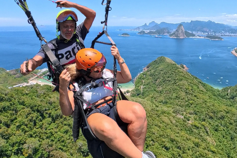 Niterói: Tandem Paragliding Flight with Luciano Miranda – No prior training required. Niterói: Tandem Paragliding Flight with Luciano Miranda – No Training Required