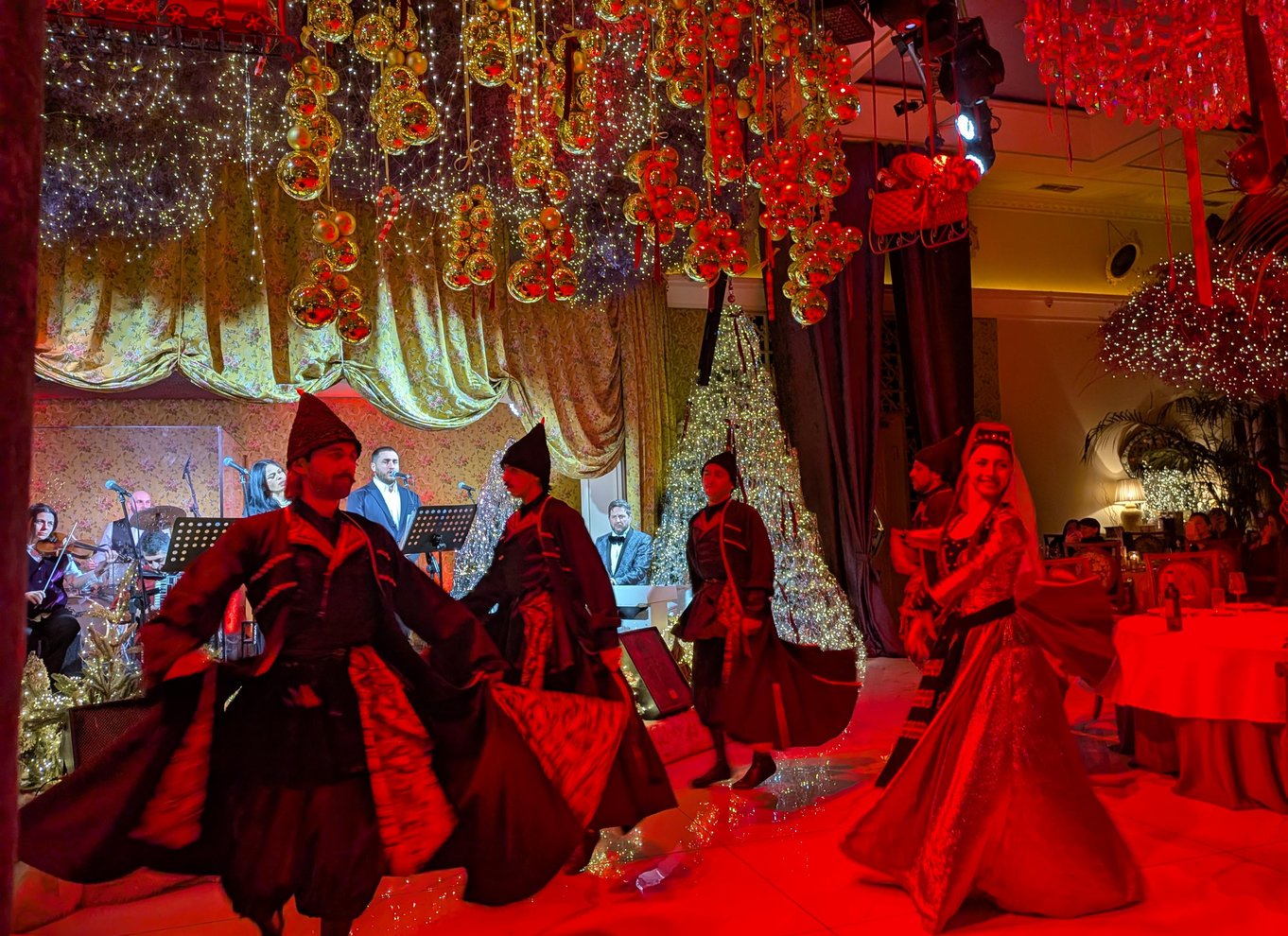 Tbilisi: georgisk middag, danseshow og afhentning på hotellet