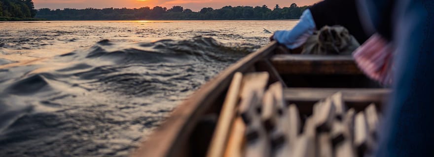Toruń : coucher de soleil sur la Vistule depuis un bateau traditionnel.