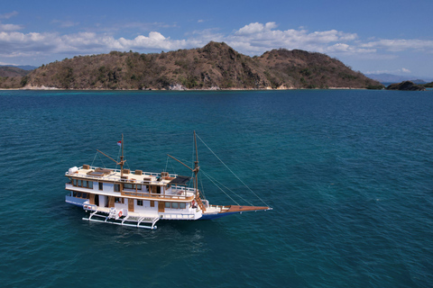 Labuan Bajo: 3-Day Komodo Island Cruise & LandTour, 15 Stops Superior Boat Sharing Room + Overland, Park Fee Excl.