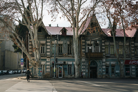 Tbilisi alternativa: arte di strada, bazar Dezerter e degustazioniTour privato