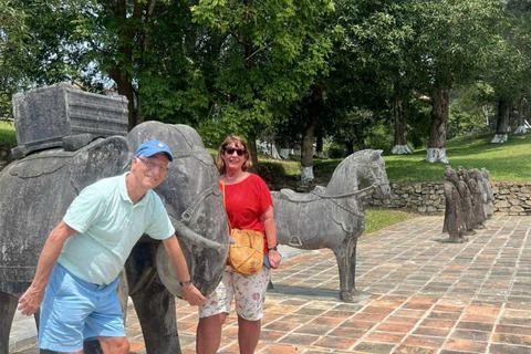 هوي: جولة جيب إلى مقبرة جيا لونغ وحديقة المياه المهجورةهوي: جولة في سيارة جيب إلى مقبرة جيا لونغ وال