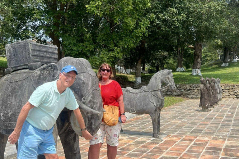 هوي: جولة جيب إلى مقبرة جيا لونغ وحديقة المياه المهجورةهوي: جولة في سيارة جيب إلى مقبرة جيا لونغ وال