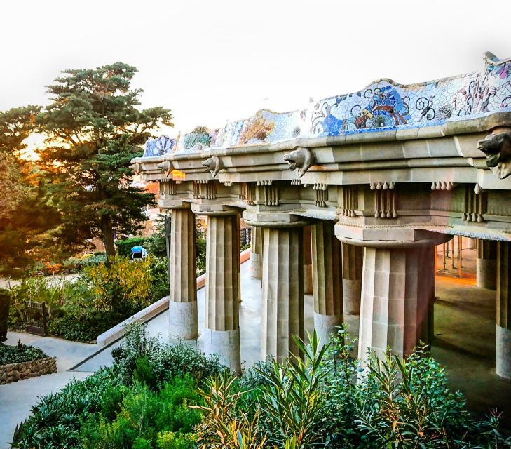 What are the best times to visit Park Güell in Barcelona, Spain