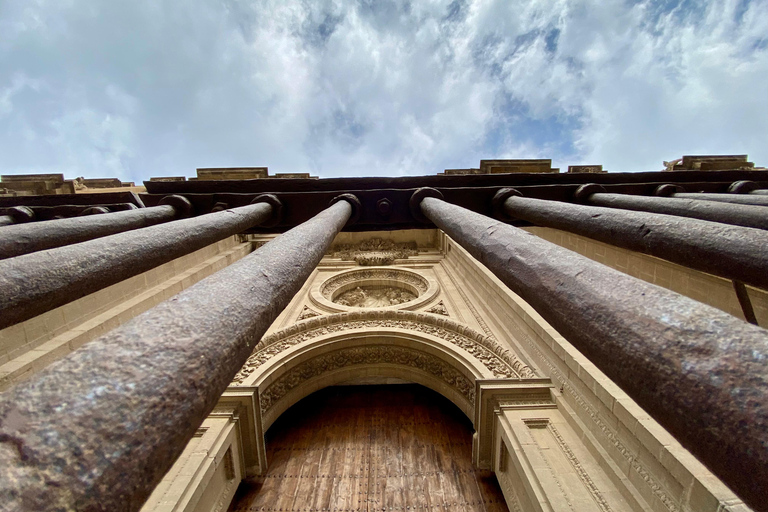 Essential Granada: Alhambra, Two Rivers, Three Worlds Essential Granada: Alhambra, Two Rivers, Three Worlds (E)