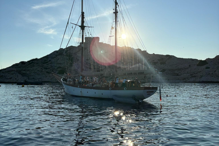 Marseille: Frioul Islands Sunset Cruise mit Cocktail Dinner