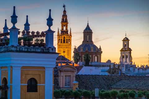 Narrow streets and whitewashed houses in Seville's Santa Cruz neighborhood