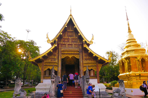 Chiang Mai: Temples and Street Food Night Tour by Tuk Tuk