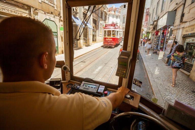 Lisboa: viaje en el tranvía 28 y tour a pieOpción estándar