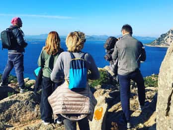 Scopri Molara: gommone, trekking, snorkeling e aperitivo su isola privata.