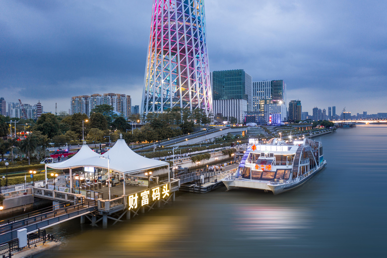 Guangzhou : Croisière aller-retour Vue nocturne de la tour de CantonSièges sur le pont du dernier étage