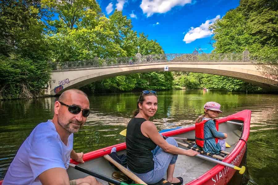 Leipzig mit dem 3er Canadier entdecken - 4-stündige Paddeltour durch Natur. Foto: GetYourGuide Leipzig mit dem 3er Canadier entdecken - 4-stündige Paddeltour durch Natur. Foto: GetYourGuide