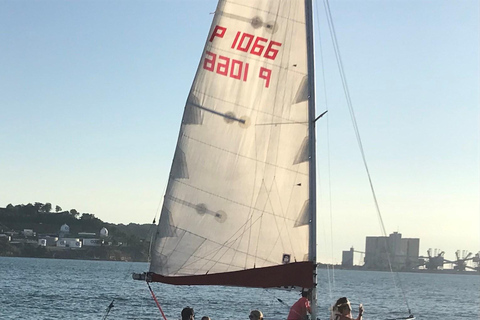 رحلة بحرية لمدة ساعتين في لشبونة على متن سفينة غروب الشمسرحلة بحرية لشبونة غروب الشمس لمدة ساعتين