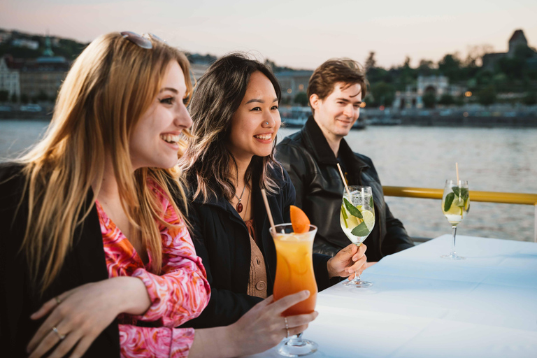 Budapest: Crucero nocturno y cena con bebida de bienvenidaNuevo menú vegetariano