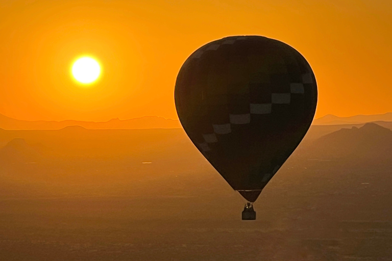 Vol en montgolfière au lever du soleil dans la région de Sonoran