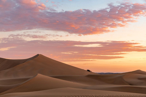 Uit Ica: Sandboarden in de Ica woestijn bij zonsondergang