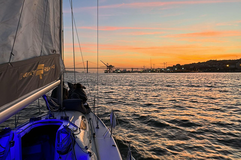 Lissabon: Segelbåtstur med lokal guide och grönt vin