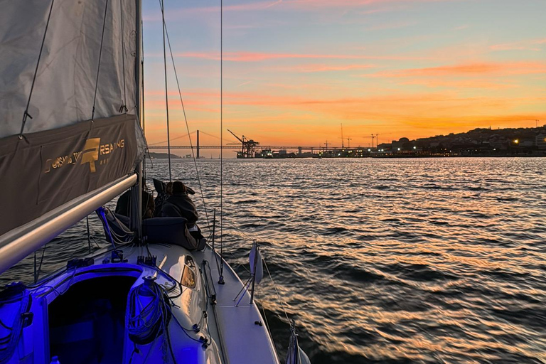 Lisboa: Paseo en Velero con Guía Local y Vino Verde