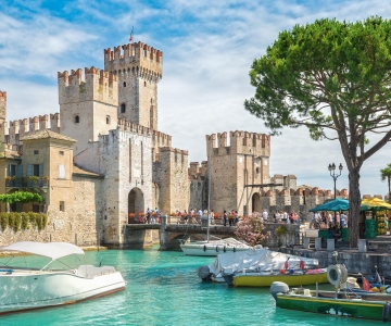From Milan: Verona, Sirmione and Lake Garda with boat cruise